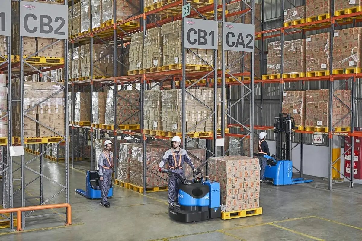 Schmalkanal-Lagerbetrieb geeignete Modelle: BYD LECB18S Drei-Punkt-Gabelstapler-Anwendungsleitfaden(Figur1)