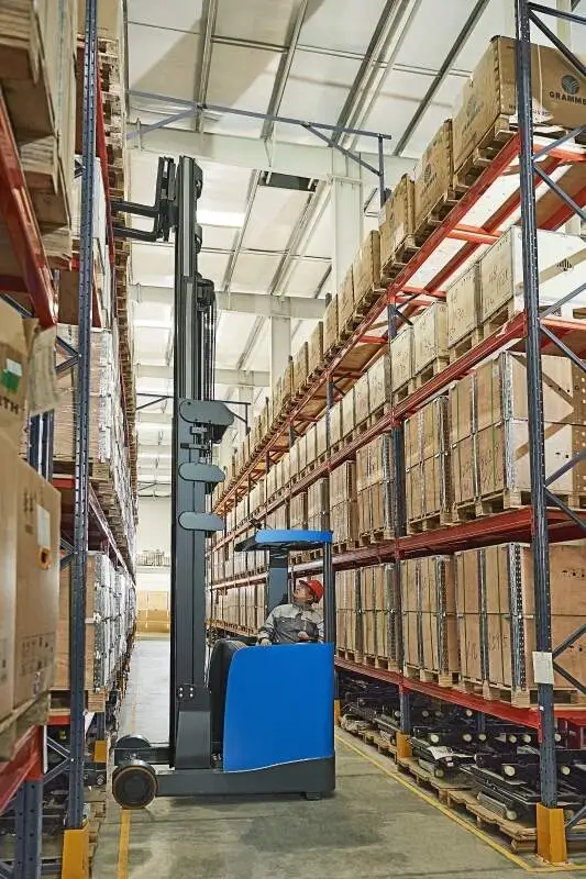 Be- und Entladeanwendung eines Drei-Punkt-Lithium-Batterie-Gabelstaplers in einem engen Containerraum(Figur1)