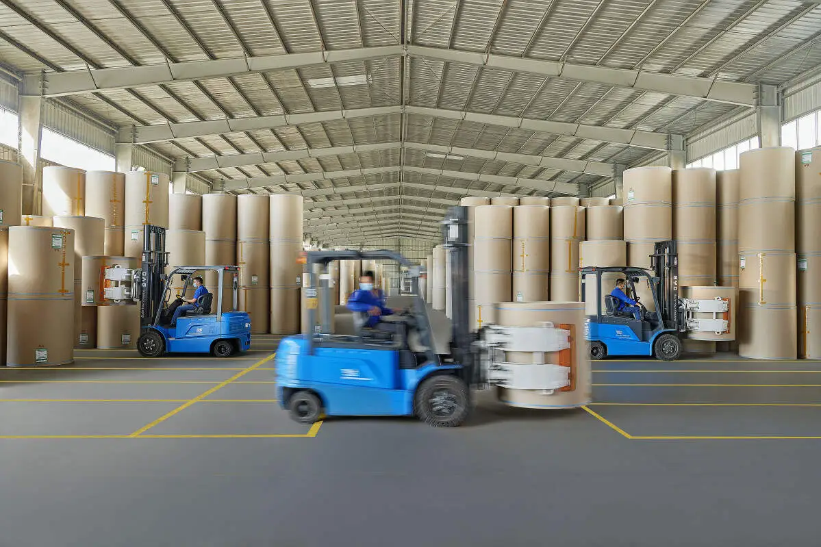 Auswahl von Materialtransportgeräten für die Fertigung, umfassende Kostenanalyse